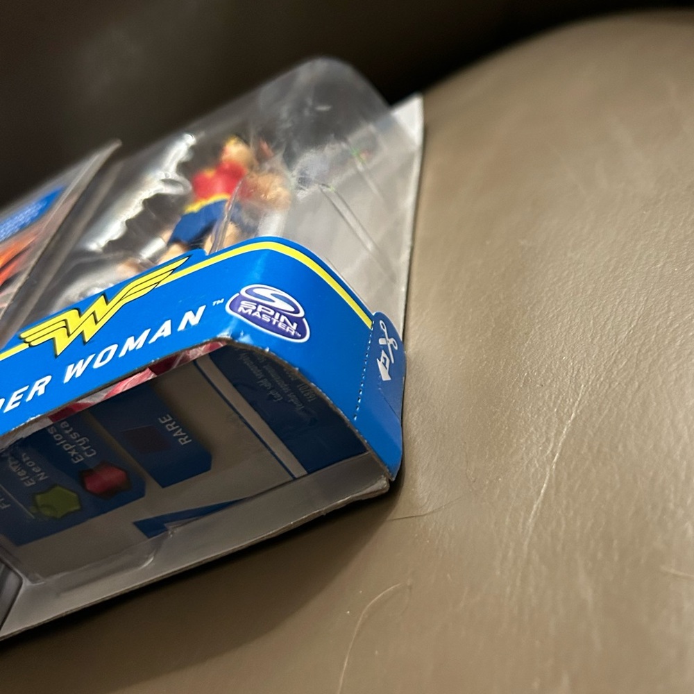 *Rare/Collectable* DC Wonder Woman Figure with Mystery Accessories 4”inches - Picture 9 of 11